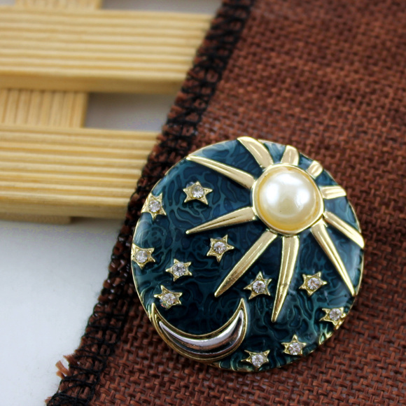 TheAstraea star, moon & sun brooch - Picture 4 of 8